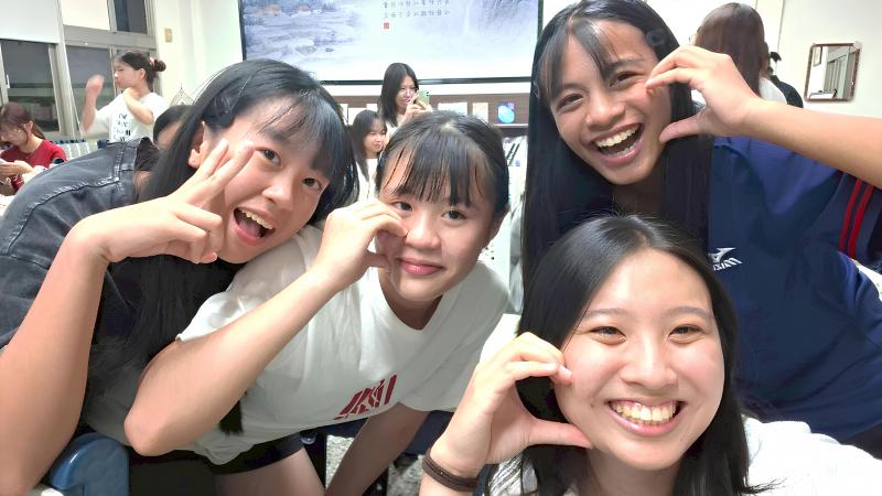 由豐田國中小學伴招待大學伴，溫馨時間分享每組大小學伴的心情點滴，期待下學期陪伴彼此，溫暖堅定的約定。