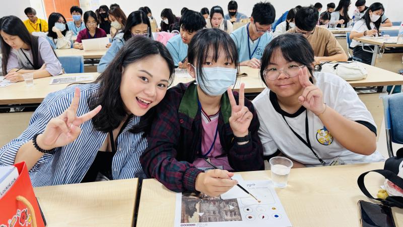 大學伴們協助小學伴完成全色體驗活動