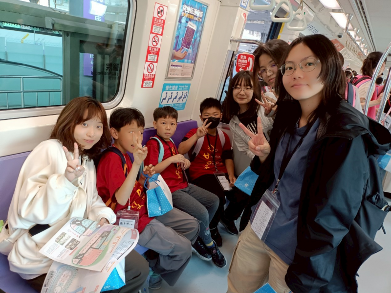 大小學伴一起體驗捷運搭乘