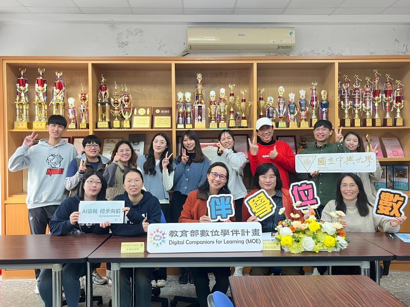 【國立中興大學x華龍國小】新年度初次合作期初拜訪會議大合照（營運中心、中興大學與華龍國小團隊大合照）