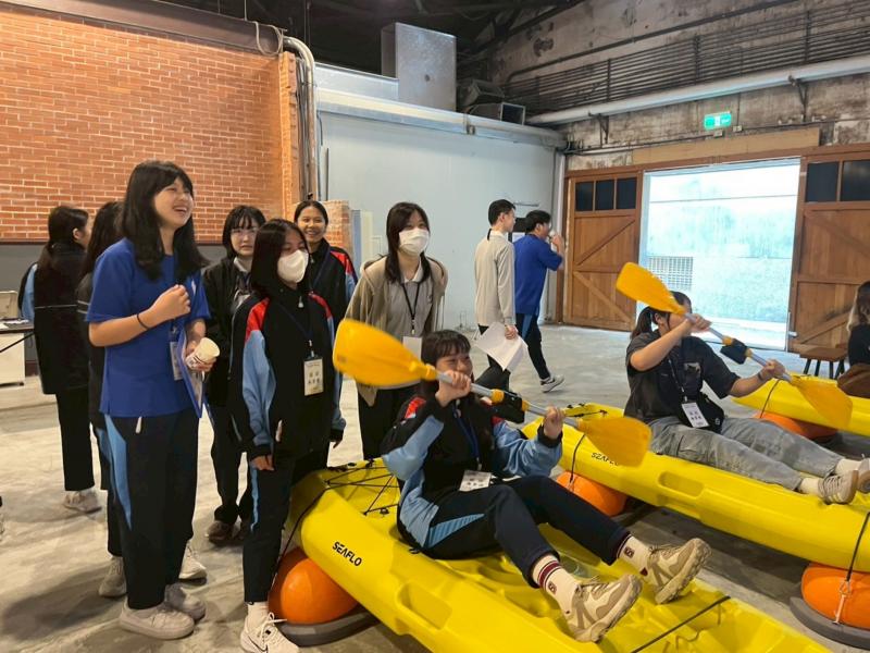 透過AI及VR功能，讓體驗者可以就地翱翔花蓮美景鯉魚潭。