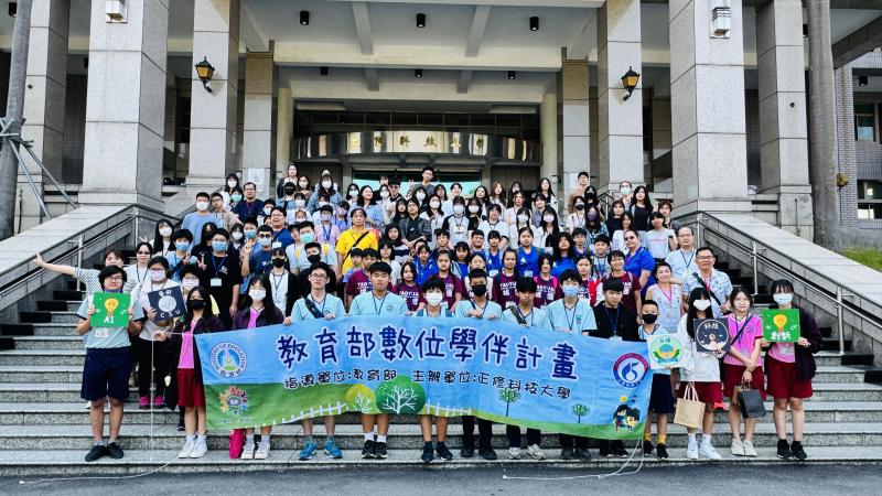 正修科大大學伴與小學伴及師長全體大合照