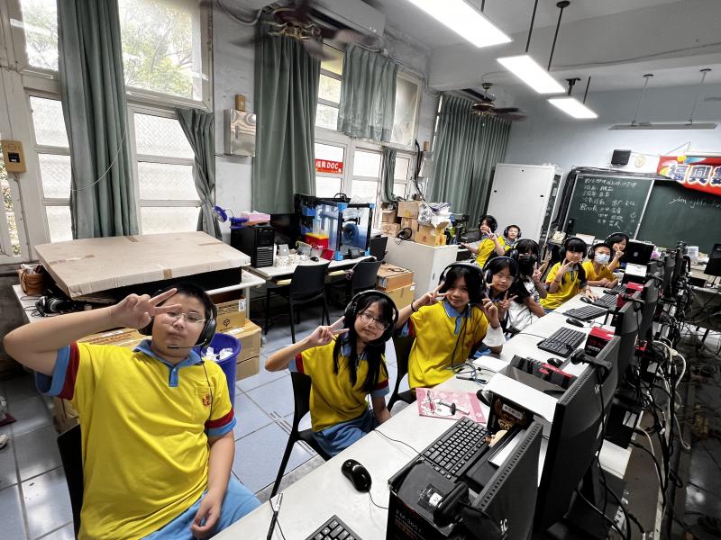 戴著耳機跟大學伴互動學習，每次上課都很開心