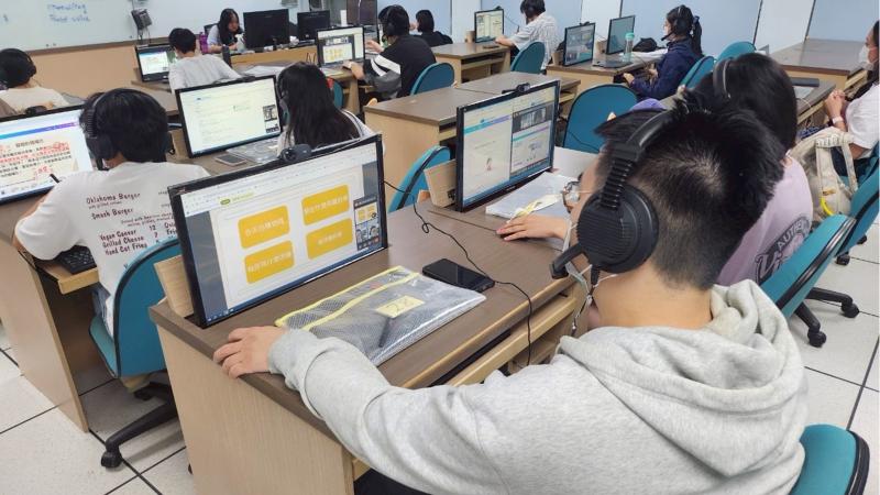 大小學伴於線上開心互動之課堂實況