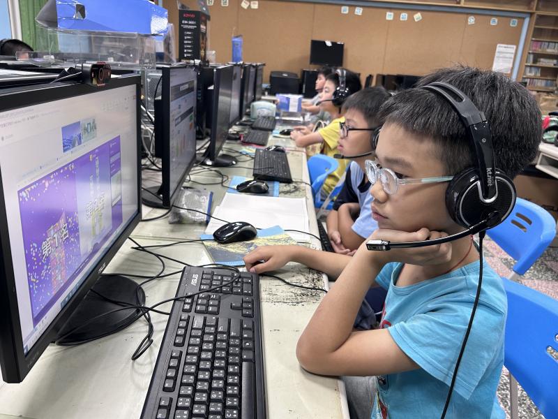 大學伴利用Kahoot!與小學伴進行遊戲式練習。