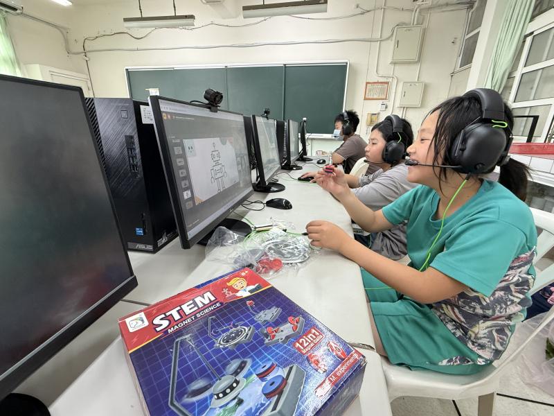 學生進行steam課程實際操作後，開心與大學伴分享成果。