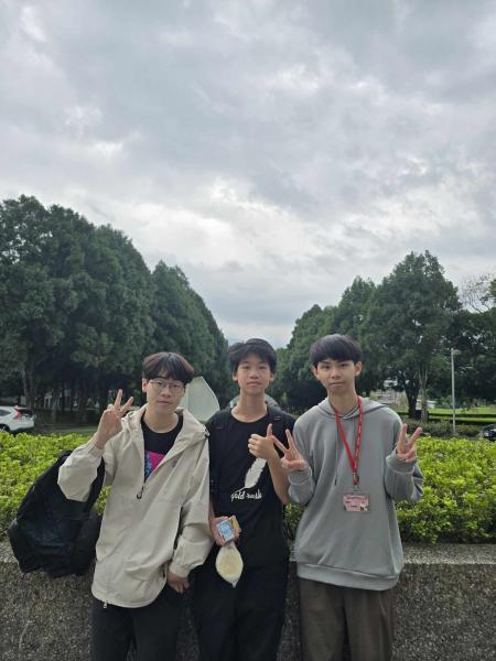 大學伴與小學伴在相見歡的合照