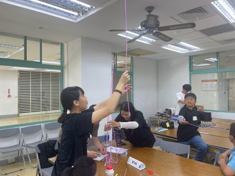 我們小隊一起用吸管組成最高的塔