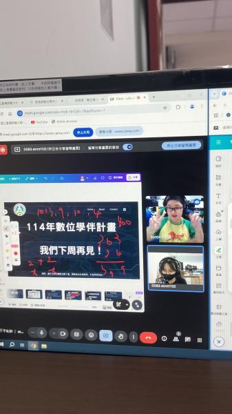 相見歡前一週課程結束的合照。那天上課很開心地和小學伴一起寫題目、討論人工智慧和聊天，留下了深刻回憶。