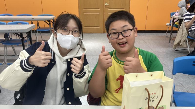 相見歡當天與小學伴的合照。那天吃飯很開心能和小學伴聊聊天，也很開心可以和他一起玩我送的禮物。