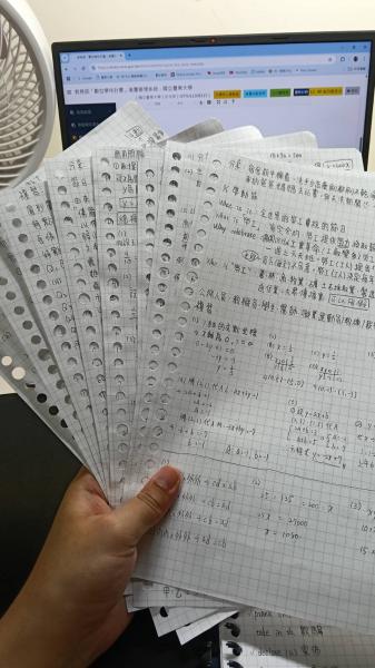 每次上課前會在紙上寫這禮拜要上的內容,順便將教材過一遍,自己覺得用寫的比較記得上課要講什麼