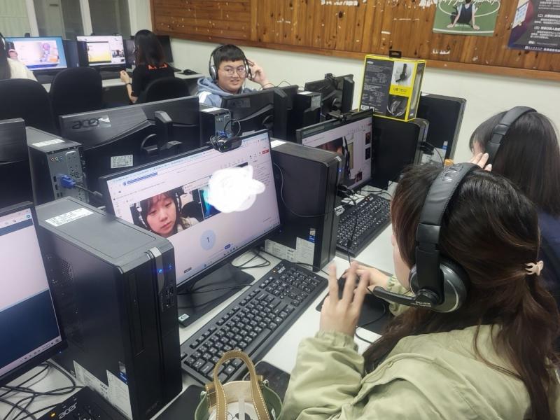 這張圖是我們兩人初次見面時的照片，亮亮因為比較內向，而我在引導亮亮表達自我及勇敢發言。