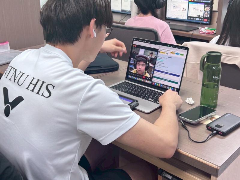 我與小學伴的課堂照片，內容是唐詩的派別與風格，透過故事讓小學伴能夠深入了解唐代詩人的創作手法、背景。
