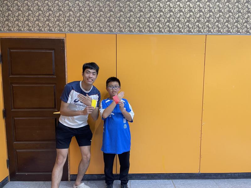 紅黃牌雙舉代表著出局，我想跟著小學伴，一同將自己途中所遇的迷霧驅散，自然地那道光就會灑落下來
