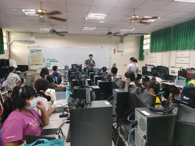 第一天上課，帶班老師協助叮嚀小學伴注意事項、排除設備問題及課堂秩序維持，讓教學可以順利進行。