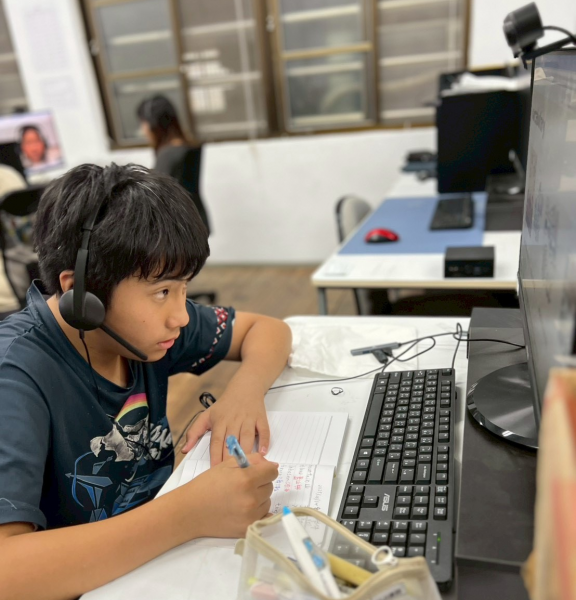 石磊國小小學伴將課堂內容仔細記錄