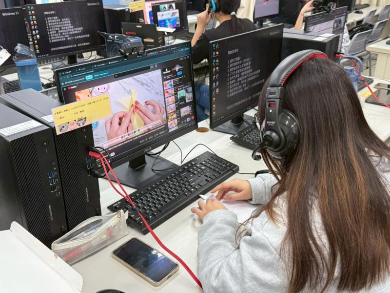 大學伴帶小學伴一起摺紙