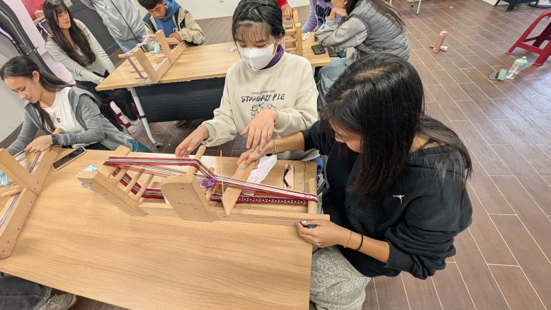 在小學伴的帶領下，大學伴得以一同體驗賽德克族細緻而充滿智慧的織布工藝。