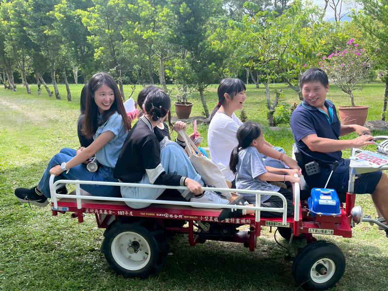 乘坐改裝農場悍馬車，沿著農場區域導覽，參觀不同作物種植區，解說自然農法的原理與各區生態特色。