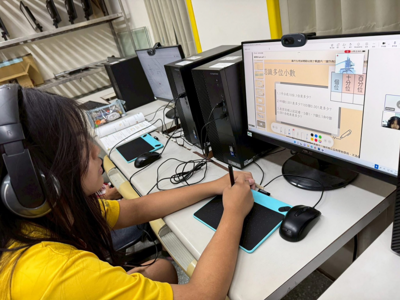 大學伴與蚵間國小小學伴使用手寫板互動學習