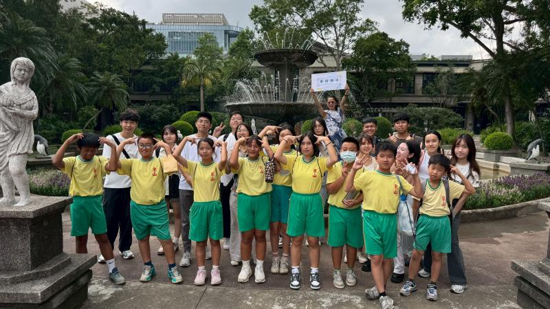 大小學伴通過小小任務與地標創意合照