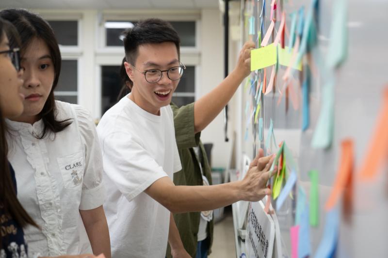 續任與新任大學伴組成直屬小隊，與帶班老師共同分享陪伴經驗、交換點子設計有趣的遠距破冰活動。