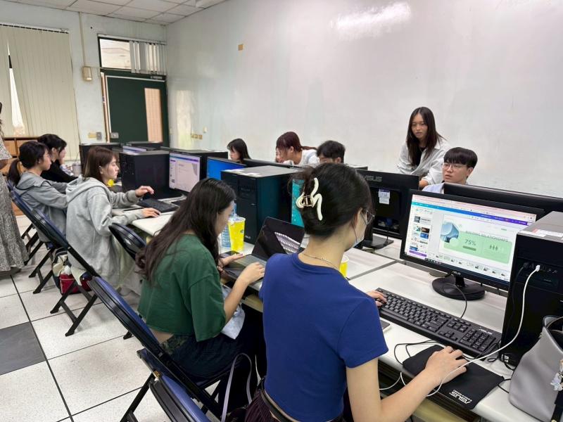 大學伴認真實作。