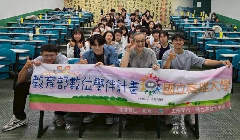 計畫主持人與大學伴們大合照。