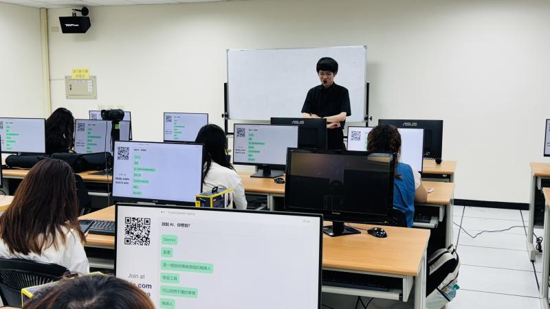 安溪國中黃俞嘉老師(110年傑出帶班老師)帶領大學伴學習如何在數位學伴課程中導入AI教學