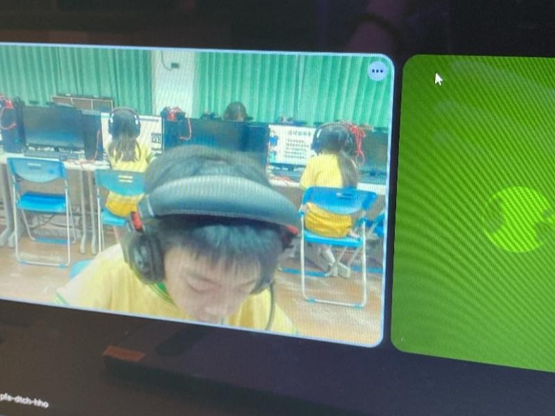 小學伴努力回答題目的模樣