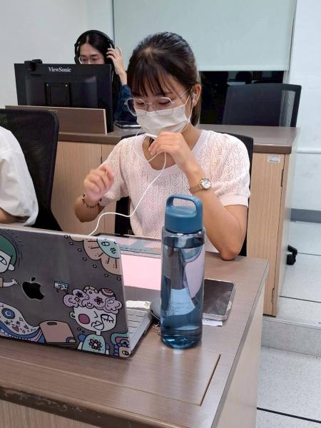 第一堂上課時小學伴還不是喜歡講話的，所以課堂氣氛是比較沉靜的