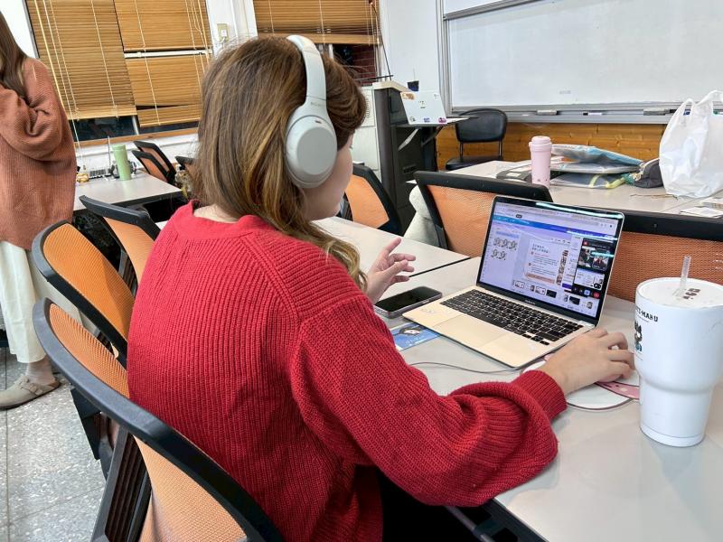 大學伴結合近期非洲豬瘟的新聞，帶領小學伴一同思辨非洲豬瘟對社會可能造成的衝擊。