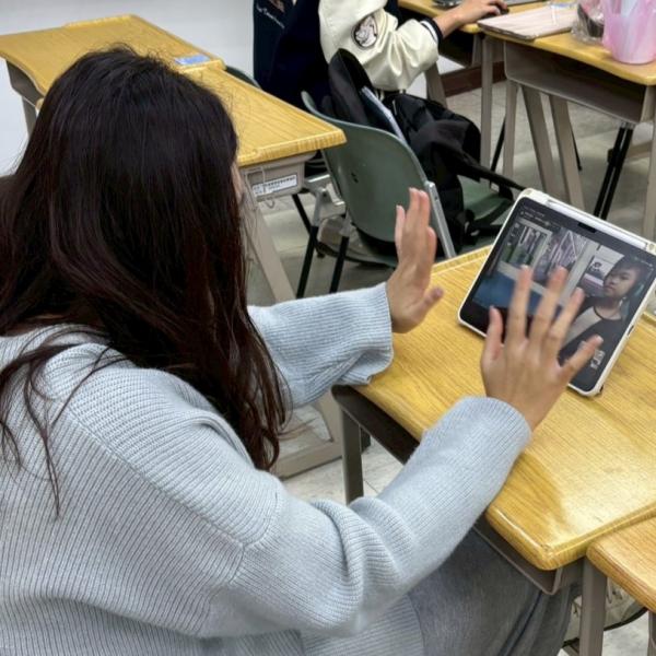 這是第七次下課前我們相互和對方說掰掰。