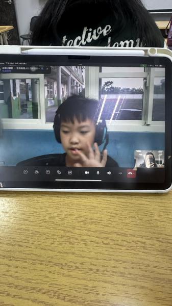 這是我們的第一次見面，他害羞的和我打招呼。