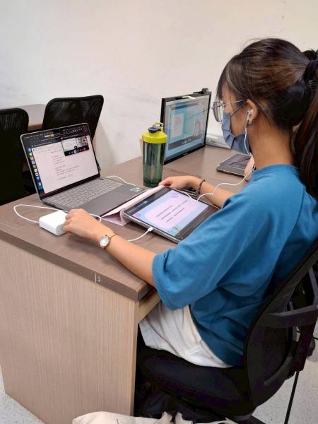 小學伴雖然身體不舒服卻還是很努力的認真上課