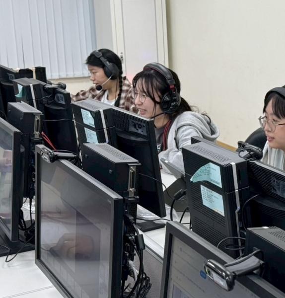 從與孩子的相處間改變了自己固有對孩童的刻板印象，喜歡上了與孩童相處的真摯與溫暖。