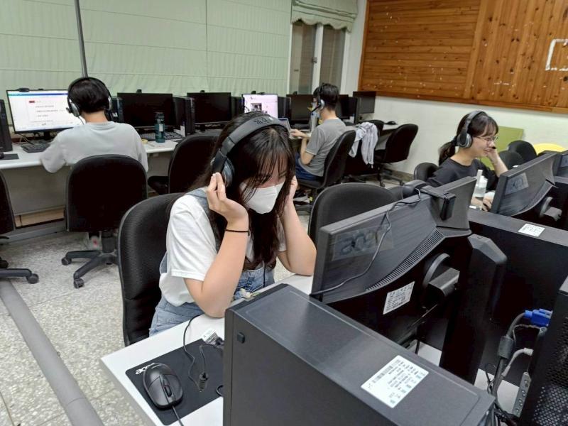 這是我們第一次上課,因為對於設備不熟悉,常常會聽不到Tina的聲音,死死壓著耳機😆