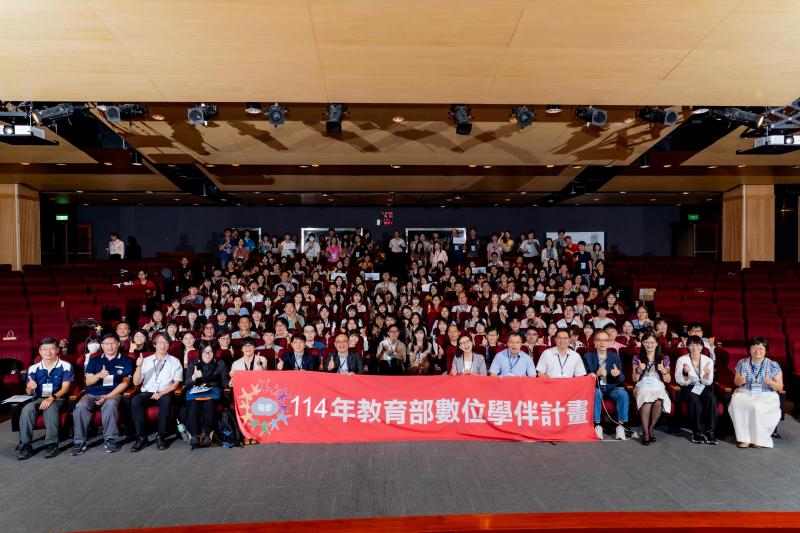 傑出人員選拔頒獎典禮暨成果展合照