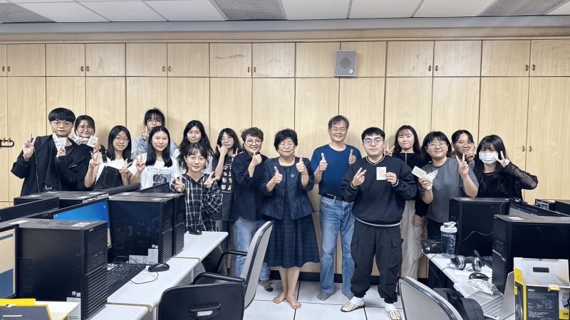 南大校長陳惠萍特別蒞臨教學現場，向投入課輔服務的大學伴與指導老師表達肯定和鼓勵