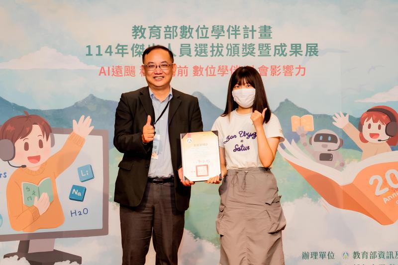 東山區青山國小教師謝易與司長合影