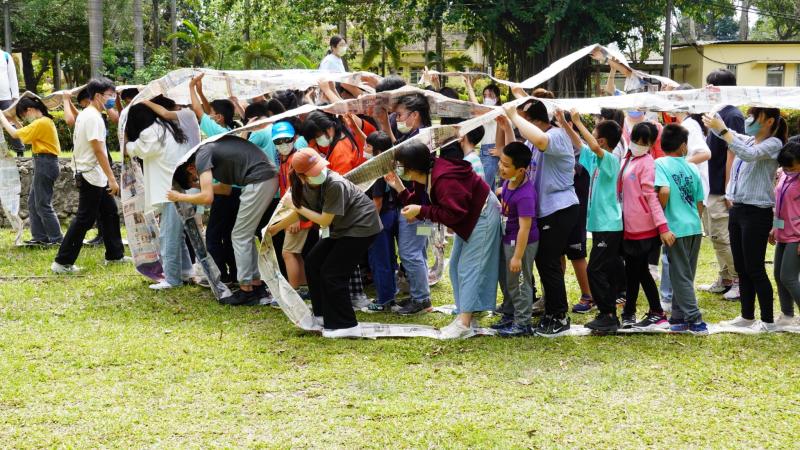 大小學伴進行戰車遊戲