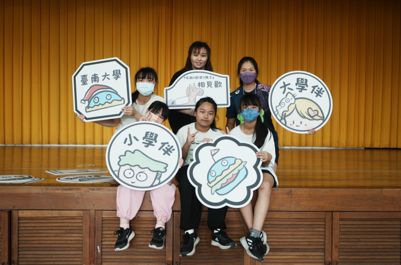 小學伴對首次見到臺南大學大學伴感到興奮不已，現場氣氛熱絡而溫馨